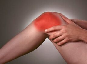 The symptom of osteoarthritis is a severe pain in the knee area.
