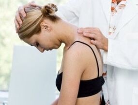 The doctor examines the neck for osteochondrosis.